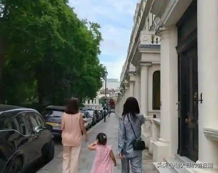 朱珠久违更新与女儿合照！妈咪女儿共用一张脸珠宝爬树上玩好可爱