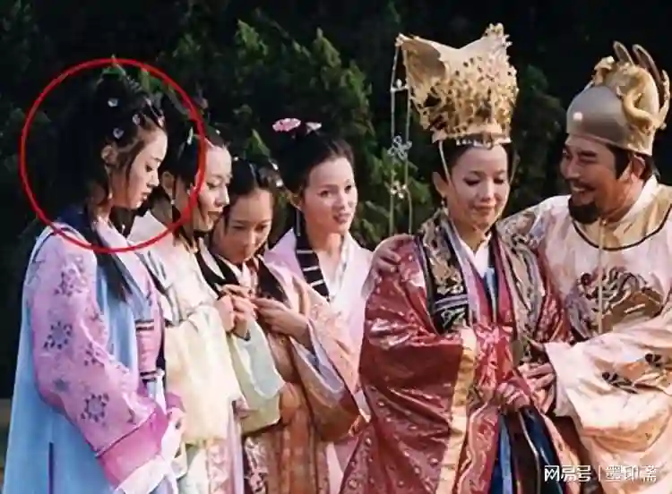 前脚官宣喜讯，后脚深陷舆论，42岁的蒋欣给内娱狠狠“上”了一课