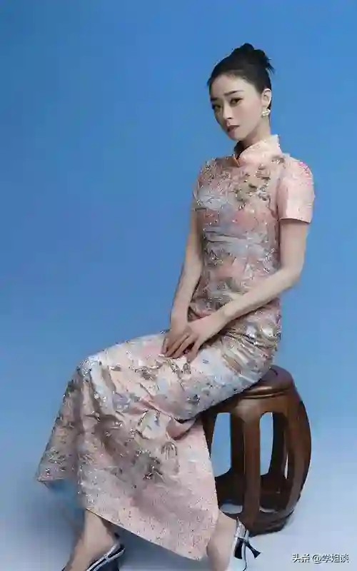 蒋欣素颜游玩脸部松垮像大妈！网友骂：还冲人瞪眼撇嘴，架子挺大