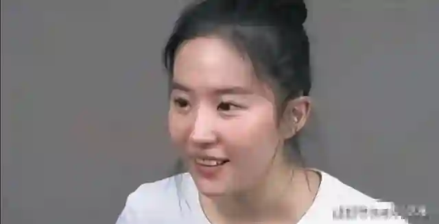 刘亦菲素颜出镜，与路人无差别，网友：这才是真实状态