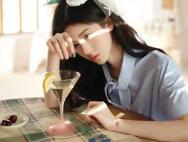 鞠婧祎蓝格裙扮蛋糕少女！甜妹感直接拉满