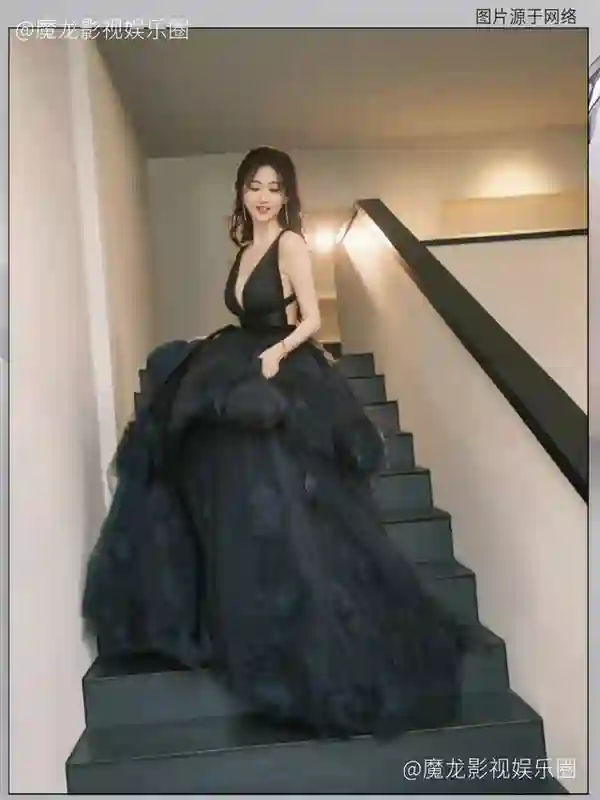 景甜脸部状态引争议，身材仍珠圆玉润柔软迷人