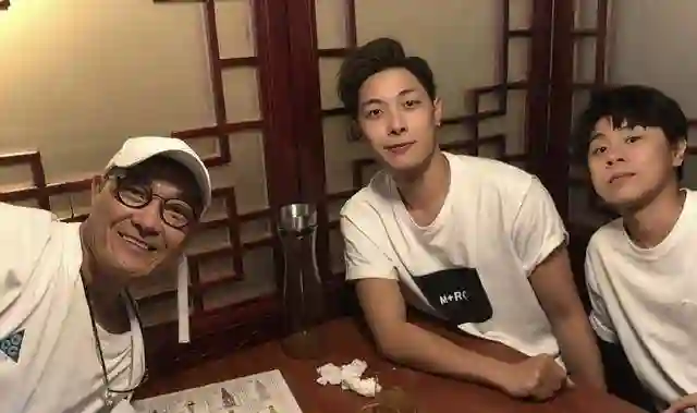 前妻烧炭自杀身亡！香港知名男星和儿子抱头痛哭，离婚后拒绝再婚