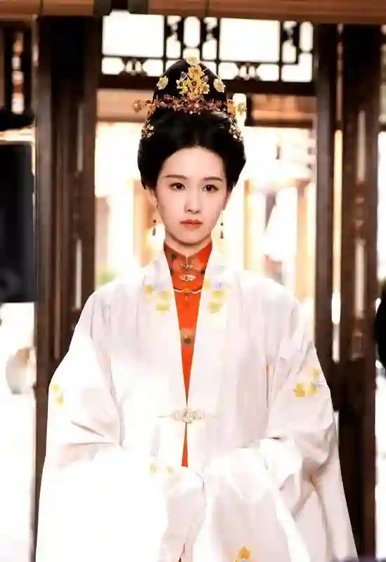 31岁陈都灵露面：穿蓝色长裙美得清新脱俗，苏有朋眼光太毒！