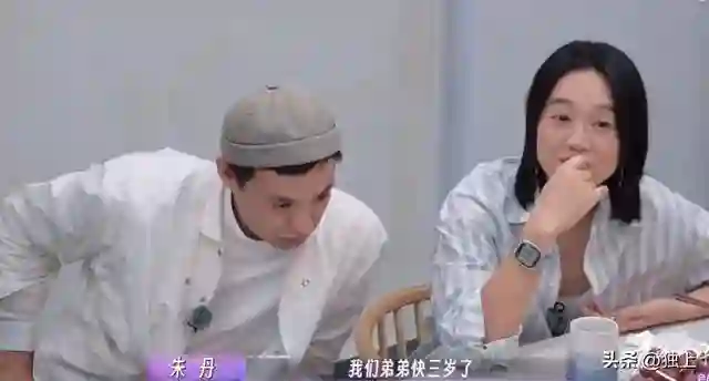 朱丹讲：姐姐搂弟弟像妈妈抱儿子，有谁注意何猷君？不留一点情面