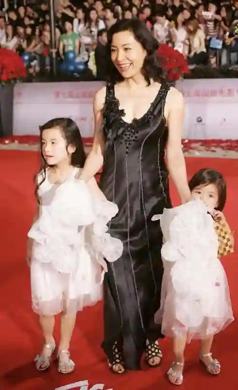 陈冲宣布名校毕业的女儿正式投入演员生涯！20年前弃养事件被重提