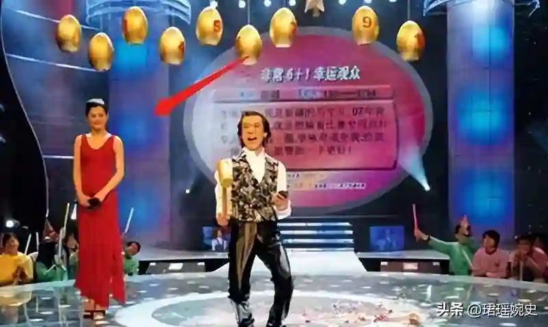18年前，她靠着给李咏砸金蛋为生，如今摇身一变成了国际超模