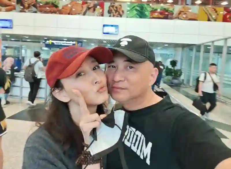 47岁胡静回马来西亚参加聚会！淡妆仍显发际线高，朱兆祥油光锃亮