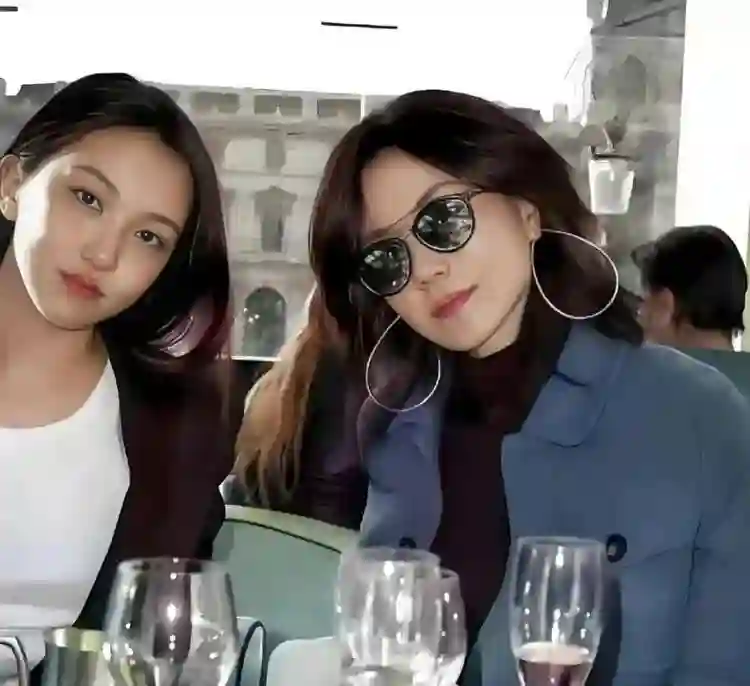李亚鹏再度搬家，3岁女儿哭喊不要搬，大女儿李嫣北京逛高奢商场