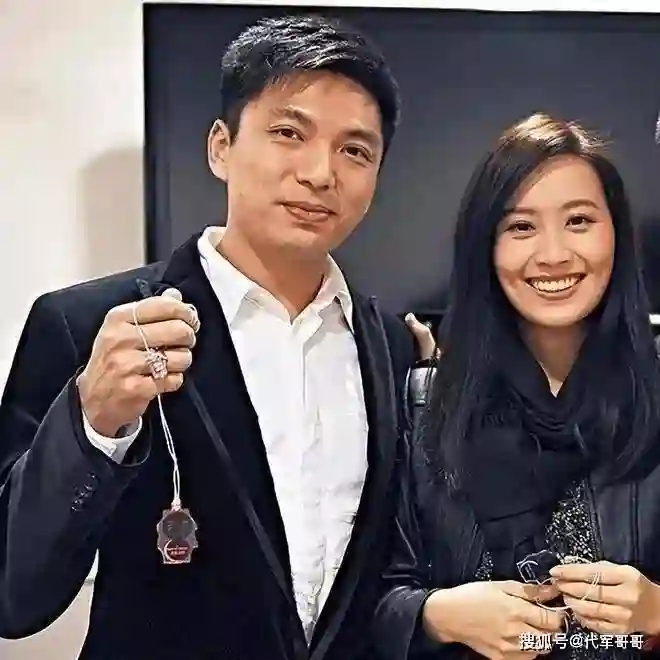 她一婚嫁富二代，二婚嫁老外，如今43岁儿女双全很幸福