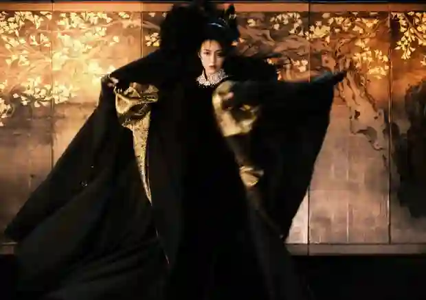 唐嫣身着修身黑裙勾勒曼妙曲线，鎏金眼妆解锁酷飒高级感