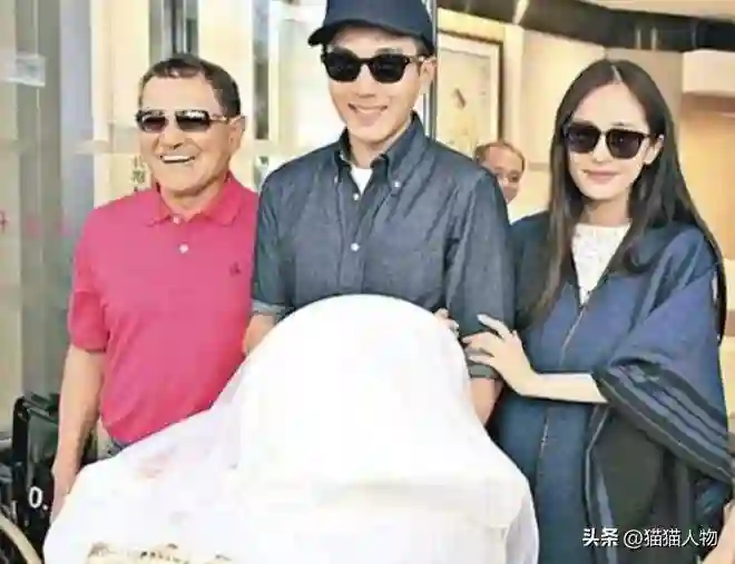 8对明星父子关系曝光，竟同台认不出，因摸儿子手遭骂变态