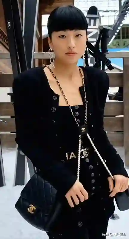 陈奕迅20岁女儿罕见露面，身高超过父亲，很漂亮跟妈妈年轻时很像