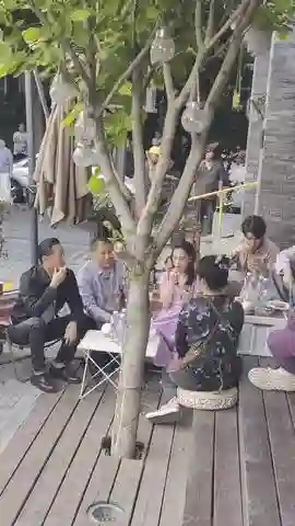 黄圣依菜市场被偶遇，离婚后容光焕发又嫩了，一身紫裙卷发好时尚