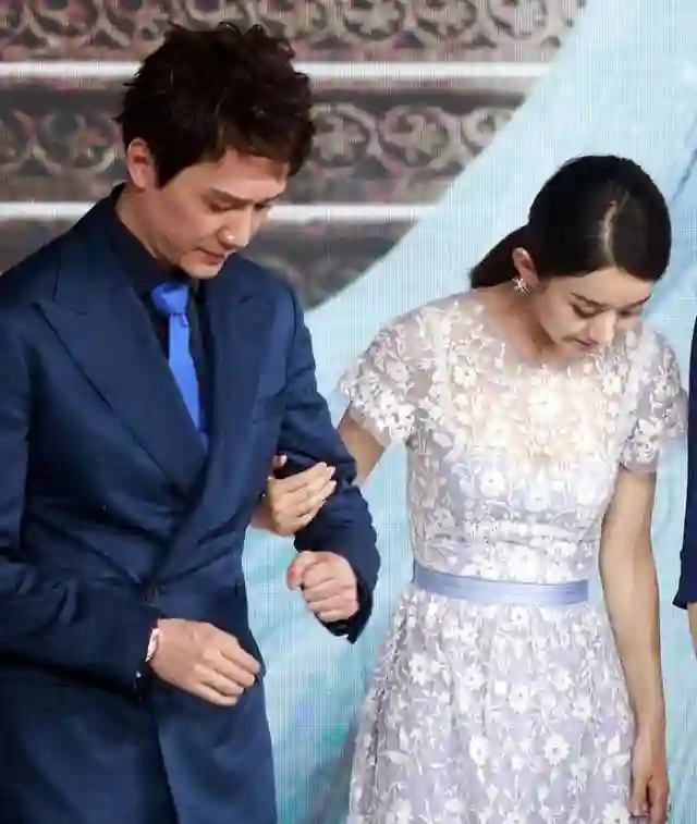 前脚赵丽颖刚被曝光恋情，后脚冯绍峰就有新动作，陈晓彻底输了