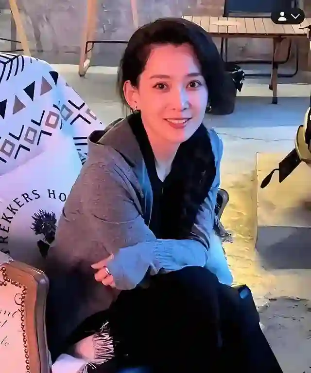 汪峰新欢泼水节引热议，素颜湿身美上热搜，网友：老汪眼光真绝了
