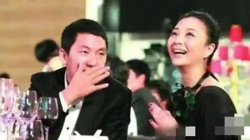 殷桃增肥后变化惊人，短款外套搭半身裙，墨镜时髦减龄，状态超绝
