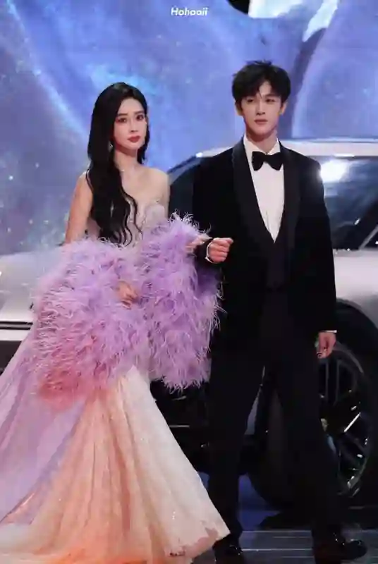 不知道的还以为你俩官宣结婚了…