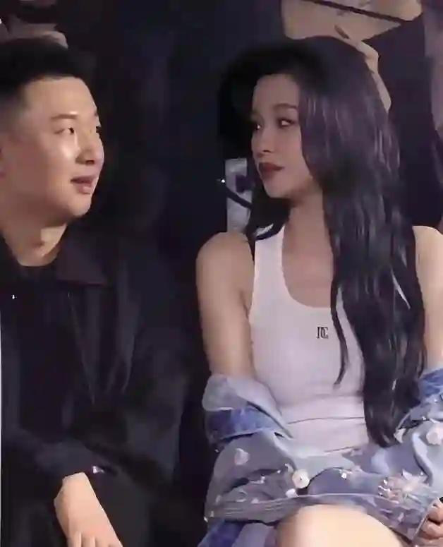 孙怡离婚后陪大佬看秀，资源断崖式下跌太扎心