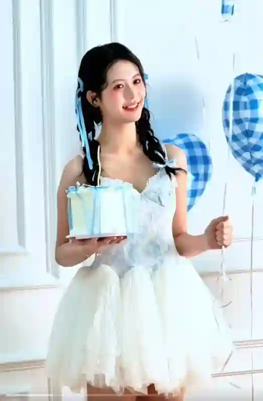 翁虹女儿近照曝光，17岁小水晶出落成大美女，比妈妈年轻时还养眼