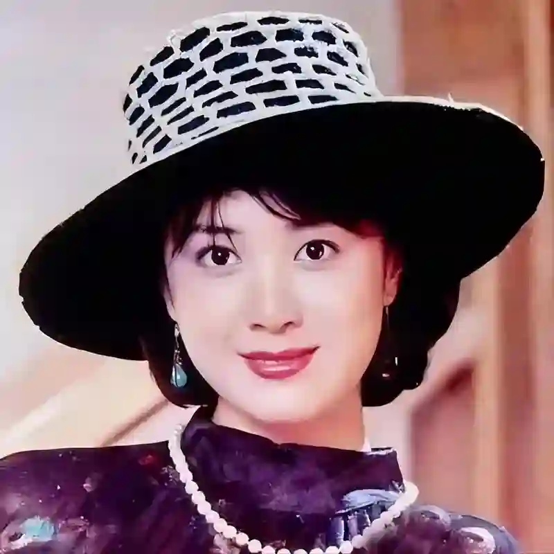 面相全变了！再看62岁李玲玉和61岁傅艺伟，才明白两人差别在哪