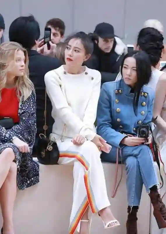 高圆圆算不算顶级大美人？看她跟李小冉贾静雯的合影，就有答案了