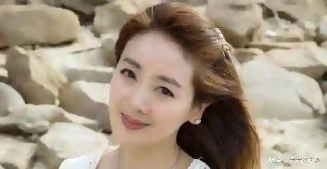 她靠一部剧吃一辈子，二婚嫁给“穷小子”，如今丈夫红到令人嫉妒