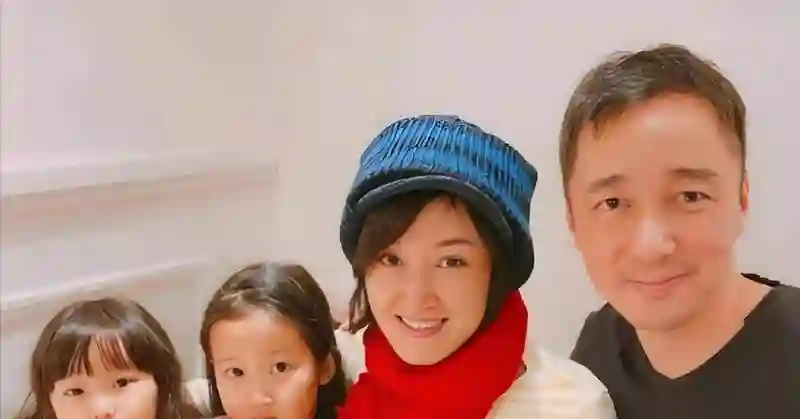 她24岁主持春晚，传两个男人为她离婚，如今49岁被宠成了公主