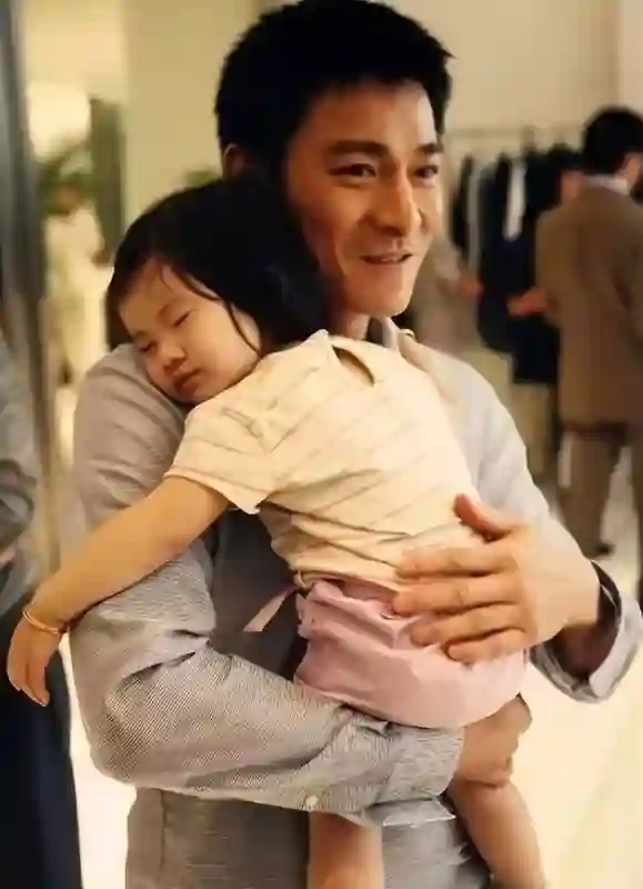 刘德华被女儿“炫爸”！天王宠女细节曝光，网友：这才是真正的父爱！