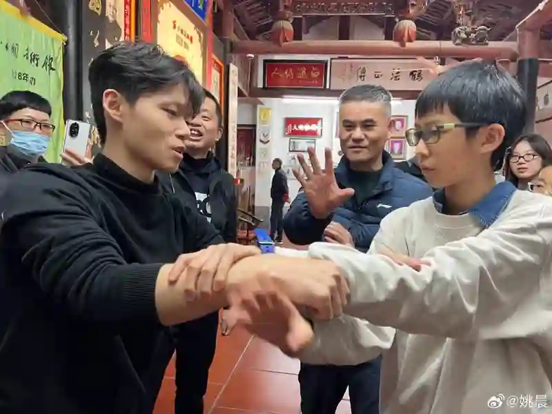 还记得姚晨的女儿小茉莉吗，腿也太长了吧