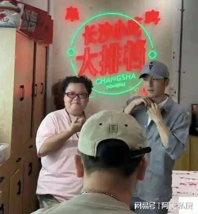 谢霆锋和王菲蜜月结束，现身长沙吃平价排档，整个人状态好到爆！