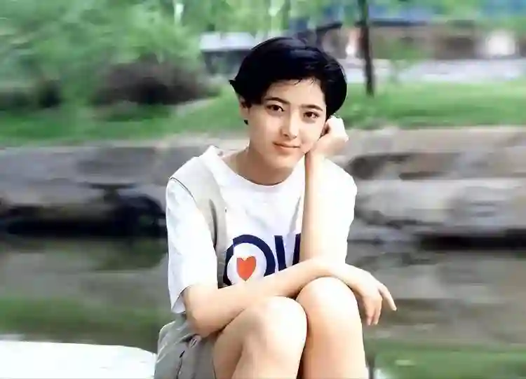 曾黎机场落泪！曾靠美貌“征服”众人,如今为何上演“苦肉计”