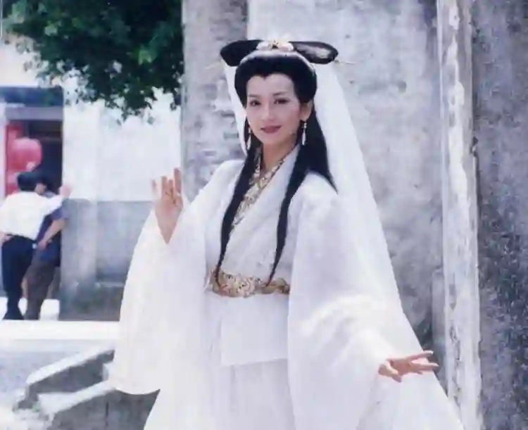 叶童凌晨官宣重要消息，决定退出巡演，撕开了赵雅芝最后“体面”
