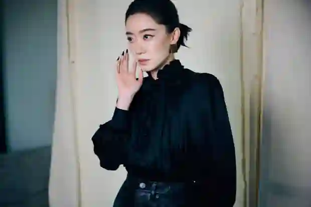 张小斐纯黑造型曝光 高冷御姐范十足