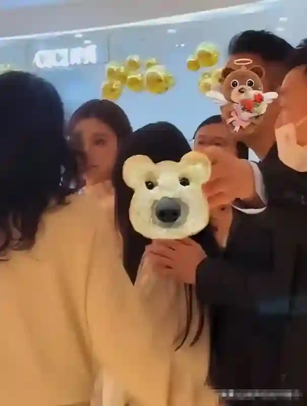 大S子女返京，体态动作惹人疼！生前财务状况堪忧，早已捉襟见肘
