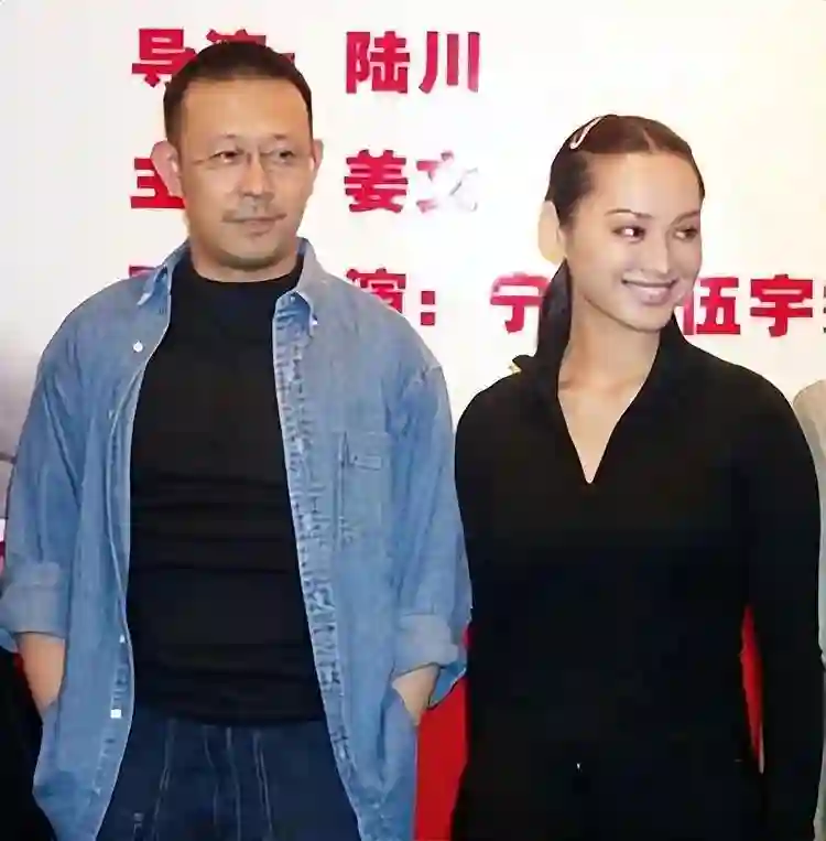 离婚两年，汪峰用求婚规格给宁静庆生，彻底撕碎章子怡最后的体面