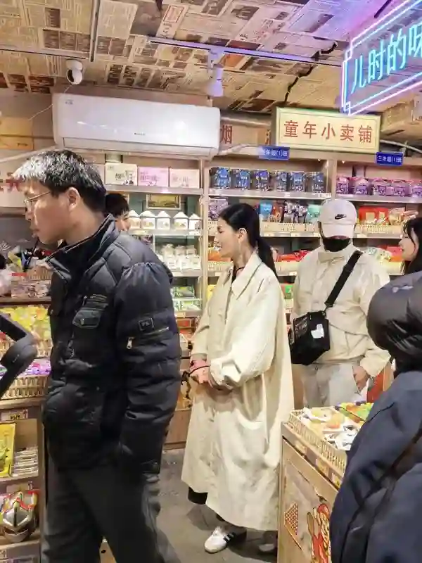 49岁胡可现身杭州，带儿子逛夜市，14岁安吉帅气高挑