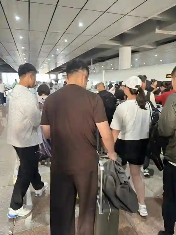 汪小菲和老婆坐高铁出行，一个人拖行李箱，马筱梅打扮时尚很漂亮