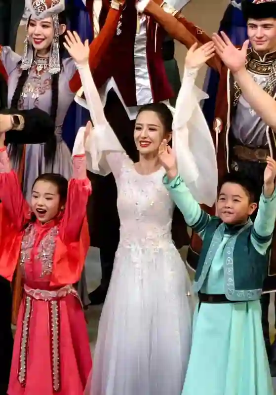 明星带娃过暑假，孙俪一家上山下海，董璇女儿跳舞惊艳，钟丽缇女儿似明星