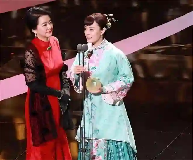 胡慧中67岁近照曝光，体态发福，女儿身材肥胖，网友：长相很普通