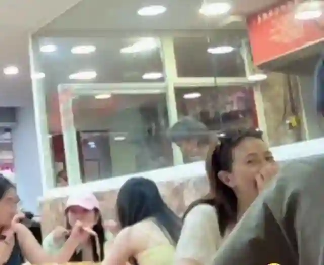 高圆圆在西班牙带女儿吃麻辣烫，女儿长相随爸爸，皮肤还有点黑