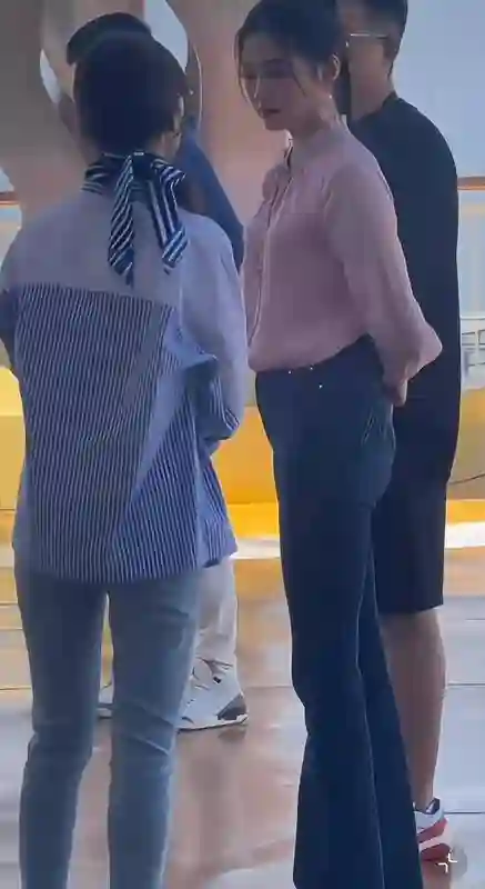 关晓彤路人镜头：小腹凸出屁股塌，被认成谢娜，看上去像40岁