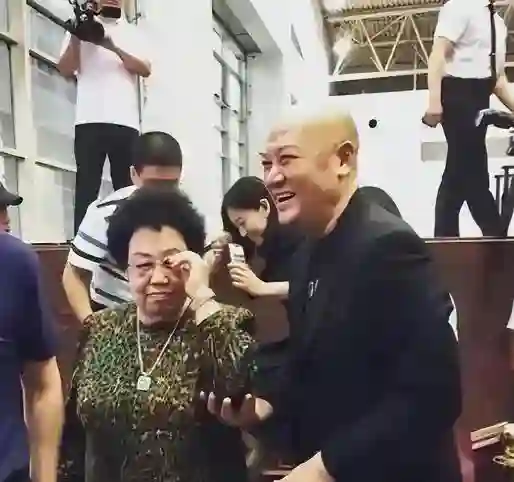 72岁“唐僧”开始卖房！和陈丽华33年感情成笑话，百亿财产成空？