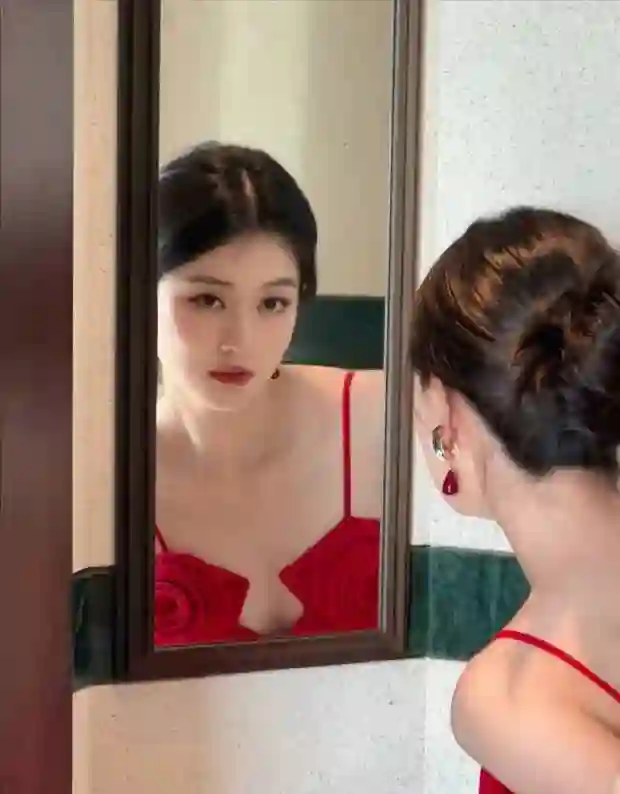 乔欣深V红裙亮相身姿婀娜 宛如娇艳玫瑰绽放