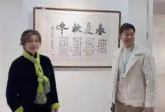刘晓庆和经纪人一起合影，俩人看起来像母子，网友：比她男友帅