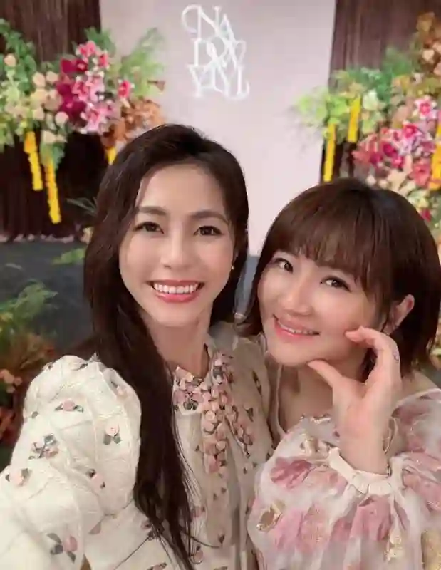 43岁任家萱带亲妹参加好友婚礼，穿超短裙露大腿，烧伤疤不明显了