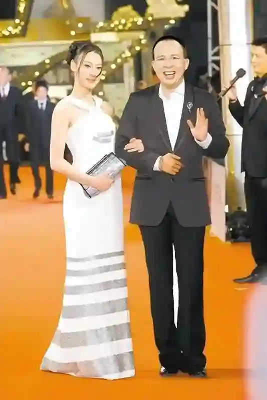 梁洛施：大儿子16岁，二子15岁，小儿子15岁，36岁的她美若天仙
