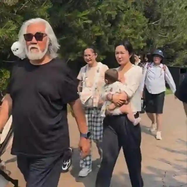 彻底不装了！张纪中夫妇人设崩塌，原来好恩爱都是“装”出来的