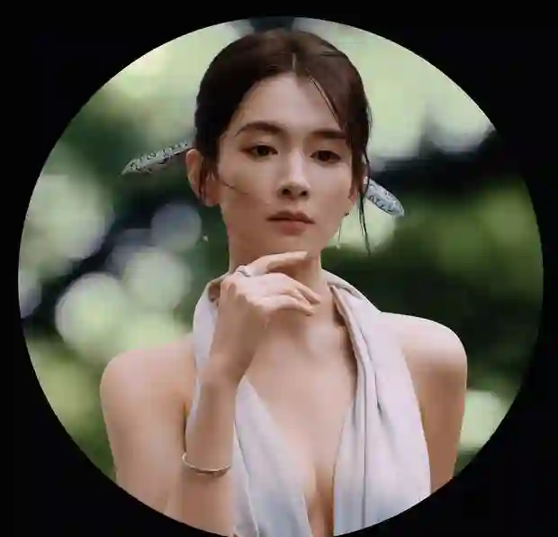 陈昊宇挂脖吊带造型惊艳，白色发钗加持尽显古韵风情