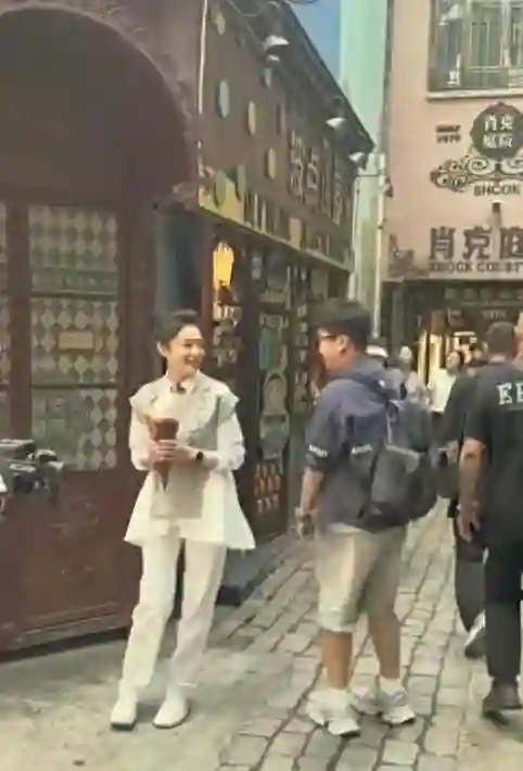 57岁周涛现身哈尔滨，表情严肃像领导，脸型消瘦，手捧巨型冰淇淋